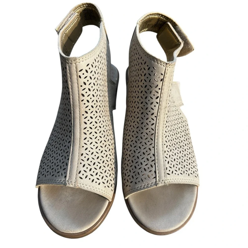 Wonder Nation Girl’s Cream Shimmering Sandals EUC 2